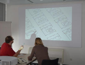 Besprechungsraum mit Beamer Leinwand